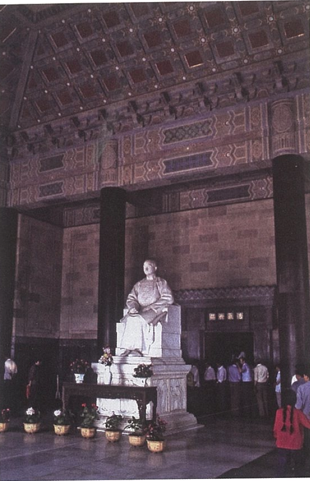  Fig.14. Paul Landowski, Sun Yat-sen Seated, Sun Yat-sen Mausoleum Ceremonial Hall, Nanjing, 1930. Photo by Lothar Ledderose.