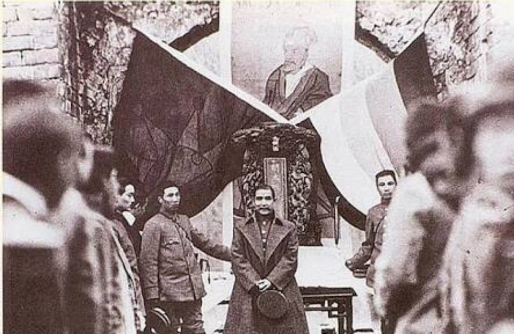 Sun Yat-sen surrounded by post-imperial paraphernalia at Xiaoling